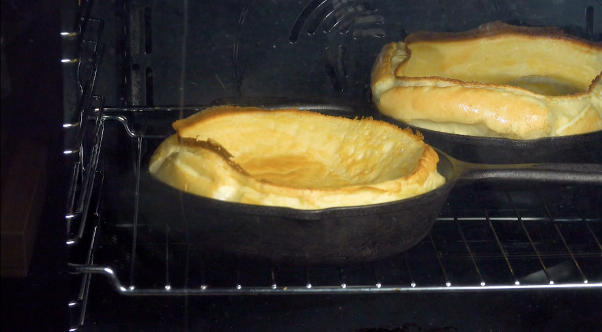 2 Ofenpfannkuchen werden gusseisernen Pfannen im Ofen gebacken