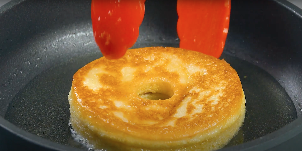 Marmeladen-Donut wird in Pfanne goldbraun gebraten