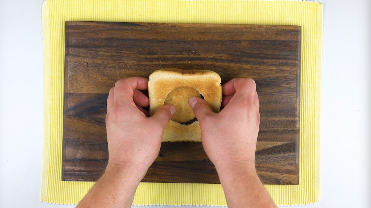 Aus krosser Toastscheibe wird in der Mitte ein Kreis ausgestochen