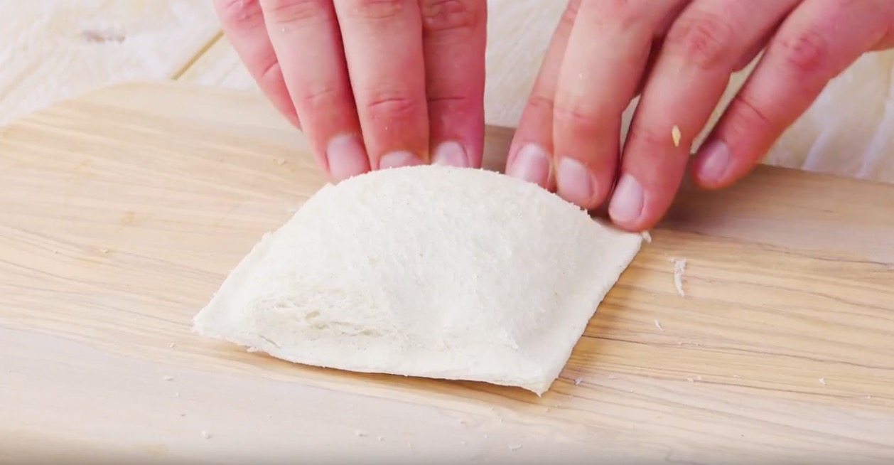 Zweite Toastbrotscheibe wird Ã¼ber FÃ¼llung gelegt und an RÃ¤nder angedrÃ¼ckt