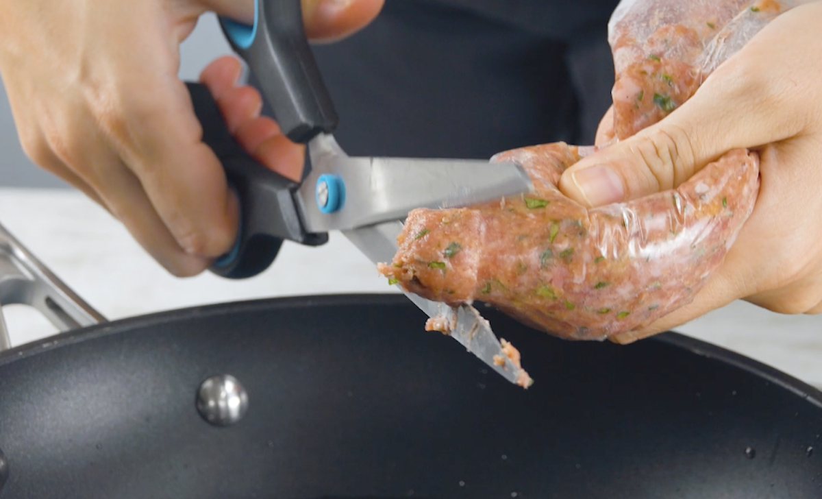 Hackfleisch in Beutel wird mit Schere in kleine FleischbÃ¤llchen geschnitten