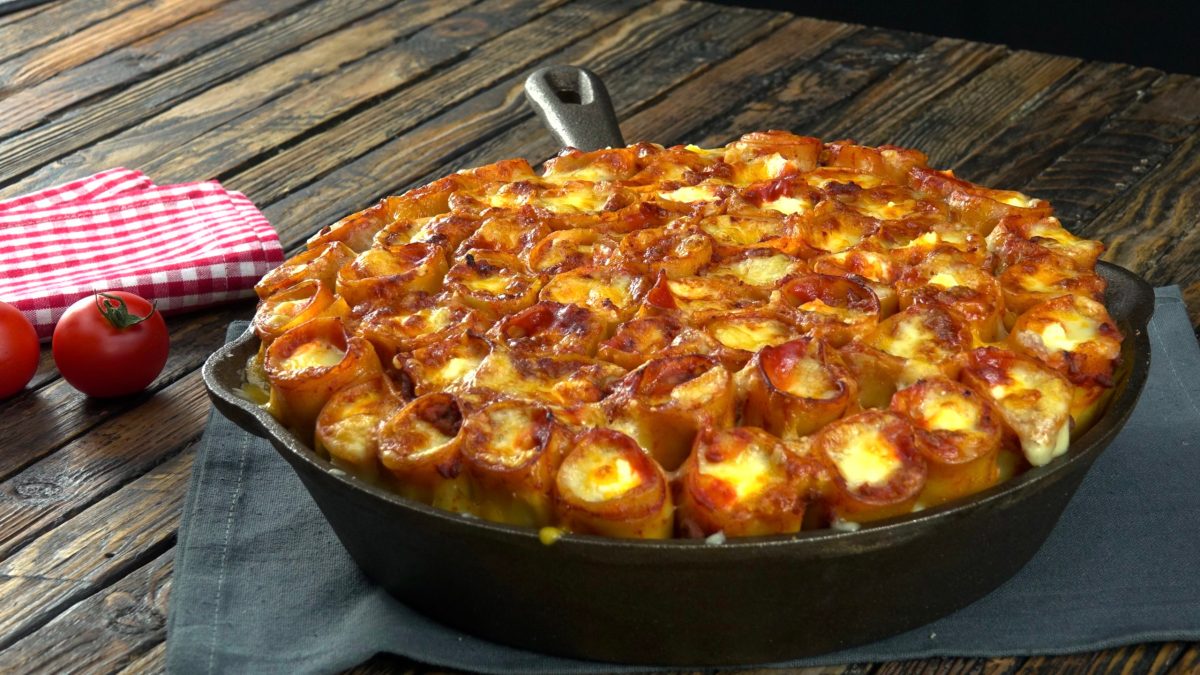 Überbackene Pasta-Röllchen mit Hackfleisch und Käse - Leckerschmecker