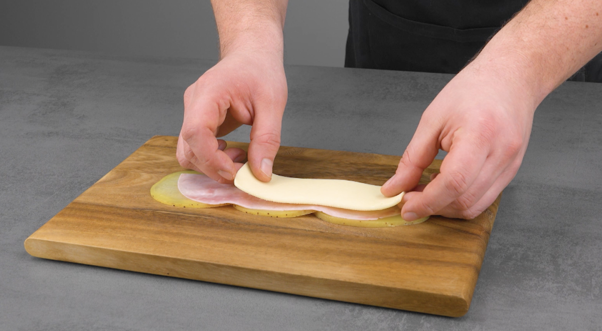 Schinken und Käse darauflegen