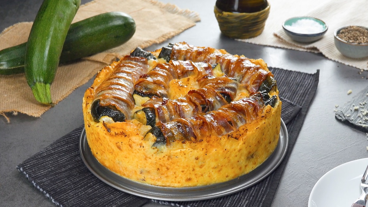 Kartoffel-Hack-Auflauf mit Zucchini, die mit Mozzarella gefüllt sind