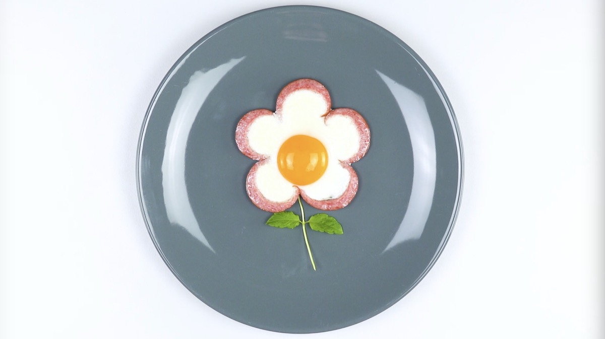 Wurst-BlÃ¼mchen mit Ei auf einem Teller