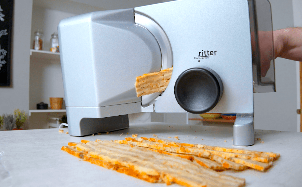 Brot wird in einer Brotmaschine geschnitten.