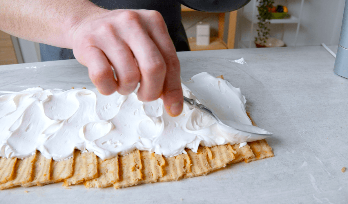 Vanillecreme wird auf Brotscheiben verteilt.