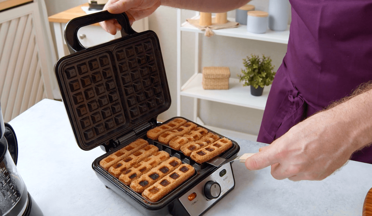 Löffelbiskuits werden zu Waffeln gebacken