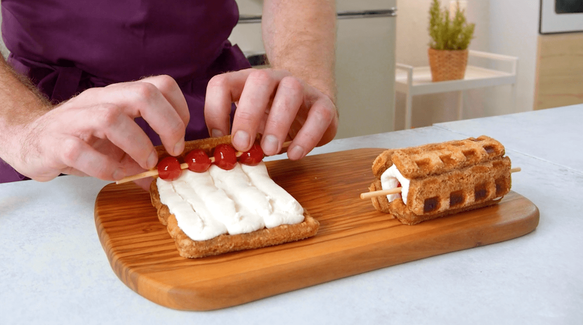 Löffelbiskuit-Waffeln, belegt mit Cocktailkirschen und Mascarponecreme