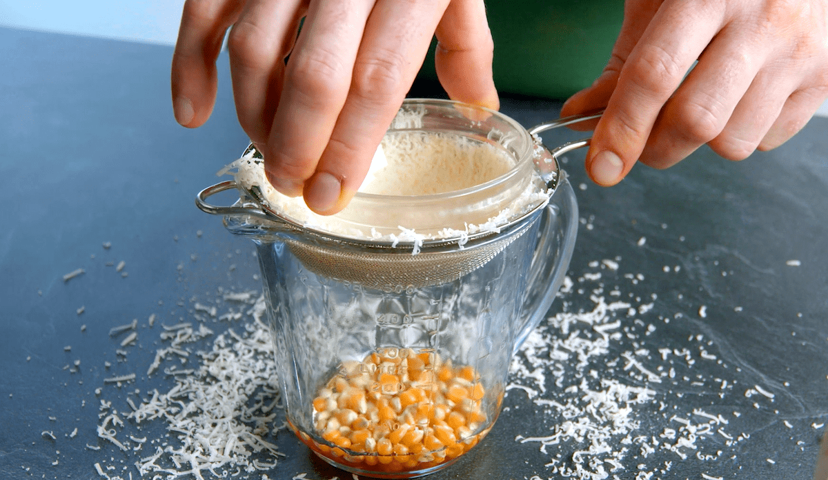 Honig-Popcorn mit Lavendel in Manchego-Schale