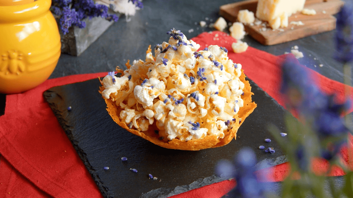 2. Honig-Popcorn mit Lavendel in knuspriger Manchego-Schale