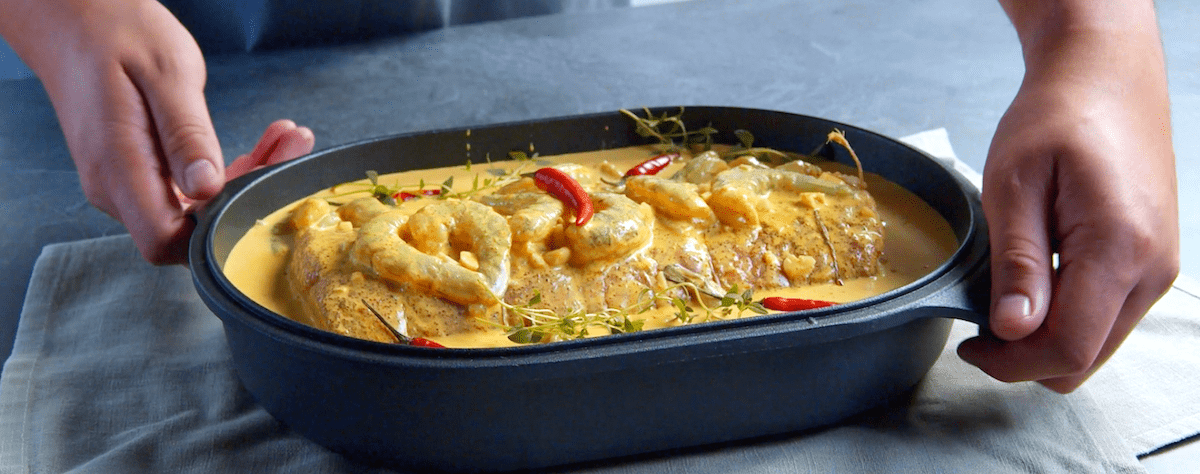 SchweinerÃ¼cken in Kokos-Curry-SoÃŸe mit Garnelen vor dem Backen