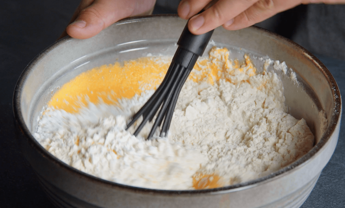 Karottenteig wird mit Mehl vermischt