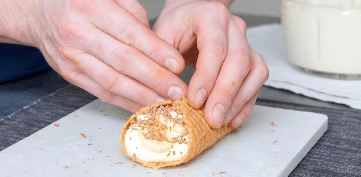 Knusprige Cannoli mit cremigem Bananeneis - Leckerschmecker