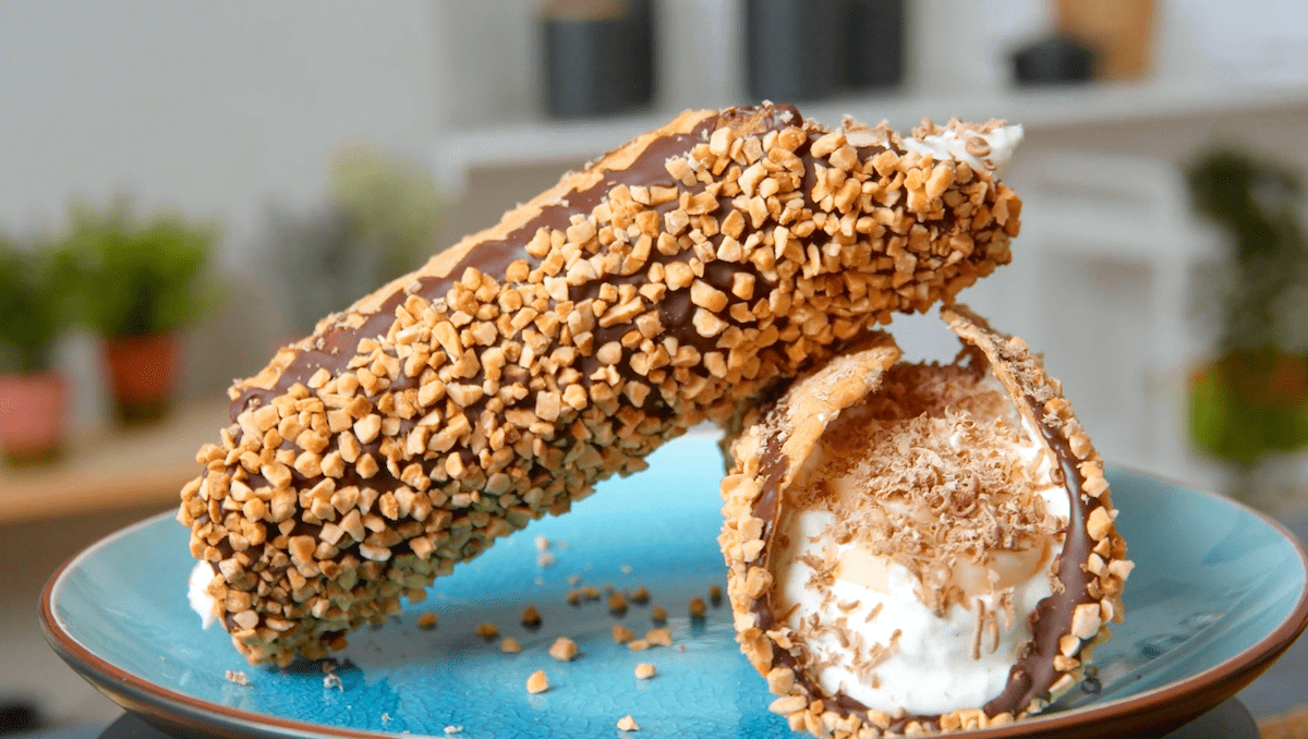Knusprige Cannoli mit cremigem Bananeneis - Leckerschmecker