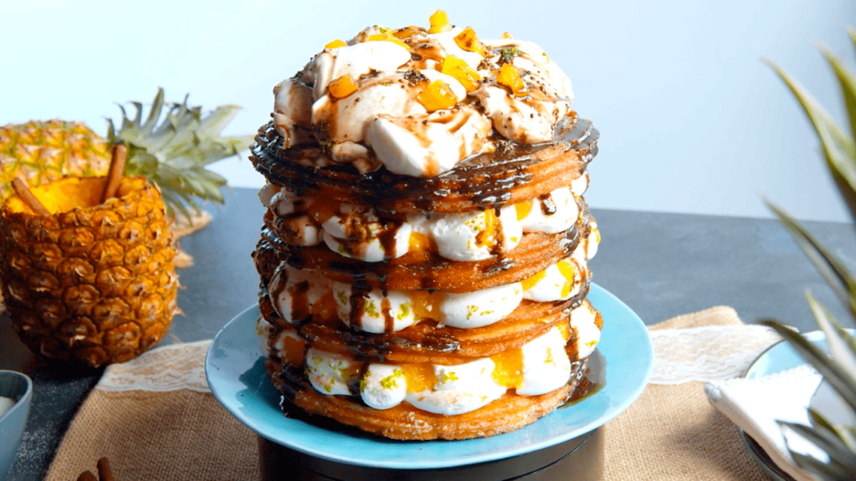 Churros-Torte mit Ananas und Limettencreme - Leckerschmecker