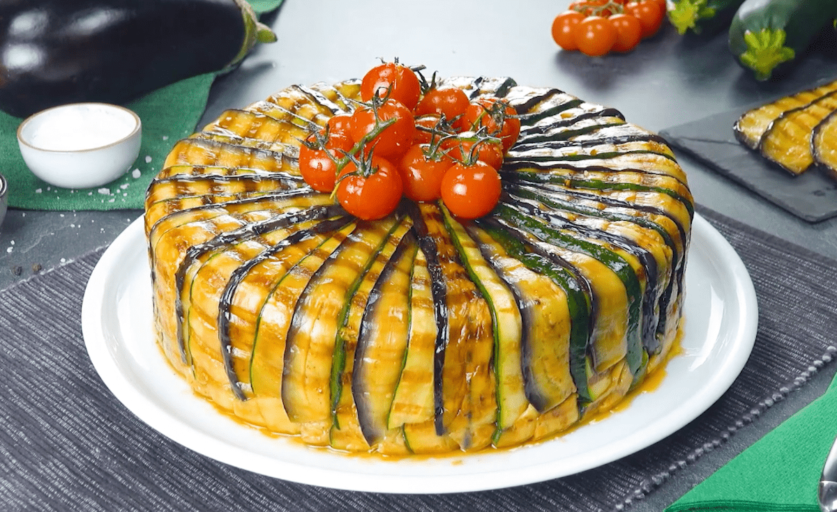 Auberginen Zucchini Kuchen, gefÃ¼llt mit Bolognese und Feta