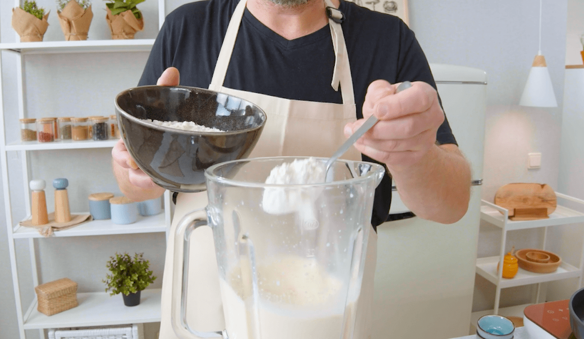Mehl wird zu Teig in einen Mixer gegeben