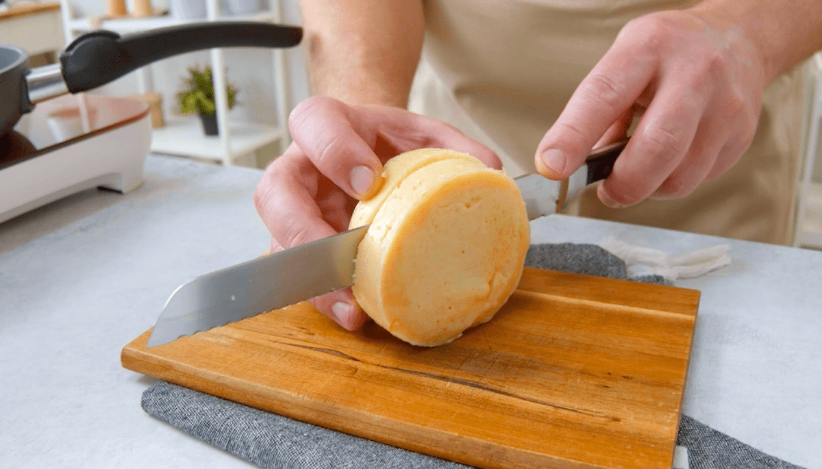 Englischer Muffin wird waagrecht halbiert