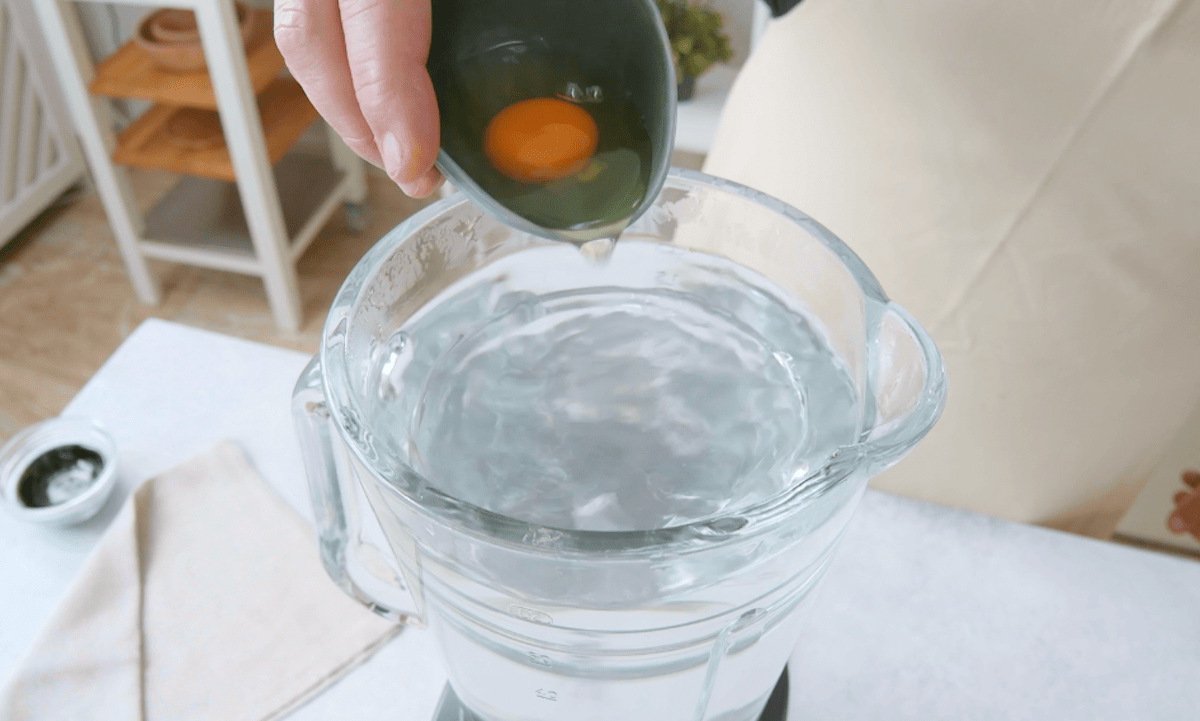 Ei wird in Wasser in einem Mixer gegeben