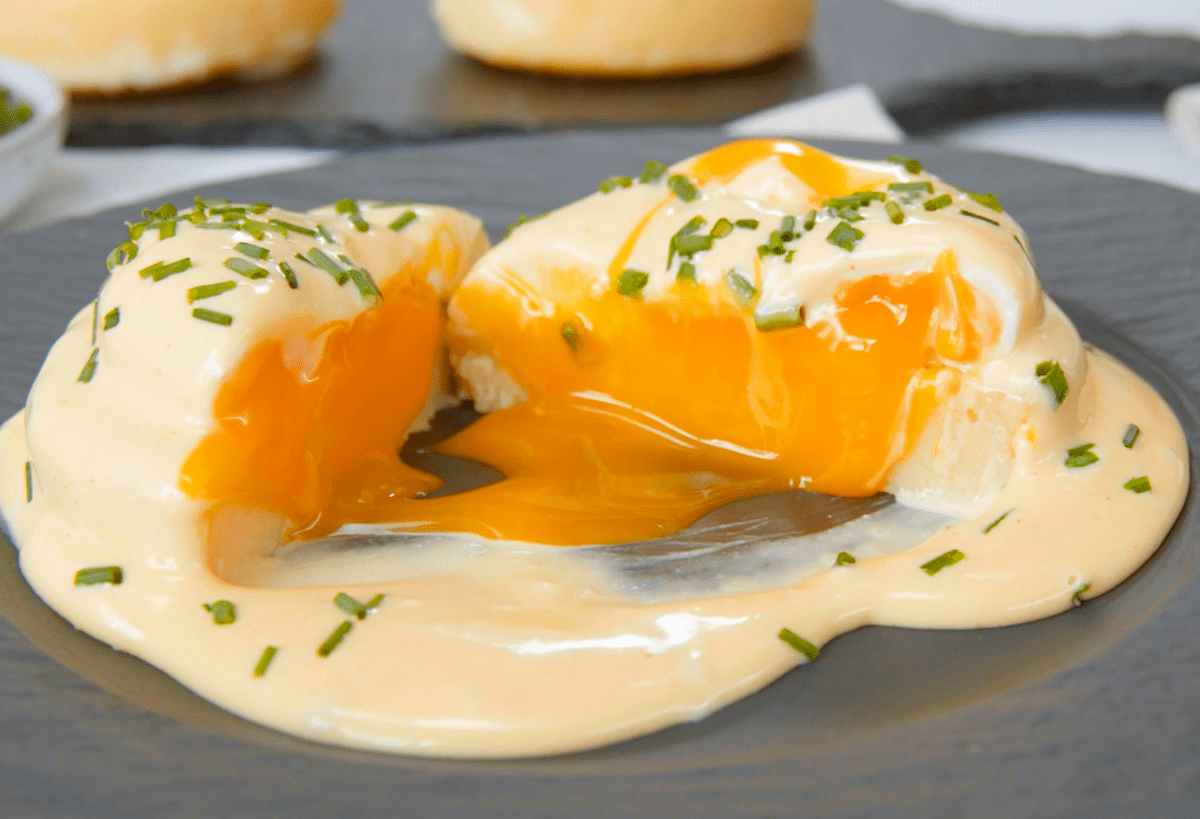 Eier Benedict zum FruÌˆhstuÌˆck! Pochiertes Ei, Sauce hollandaise, englischer Muffin