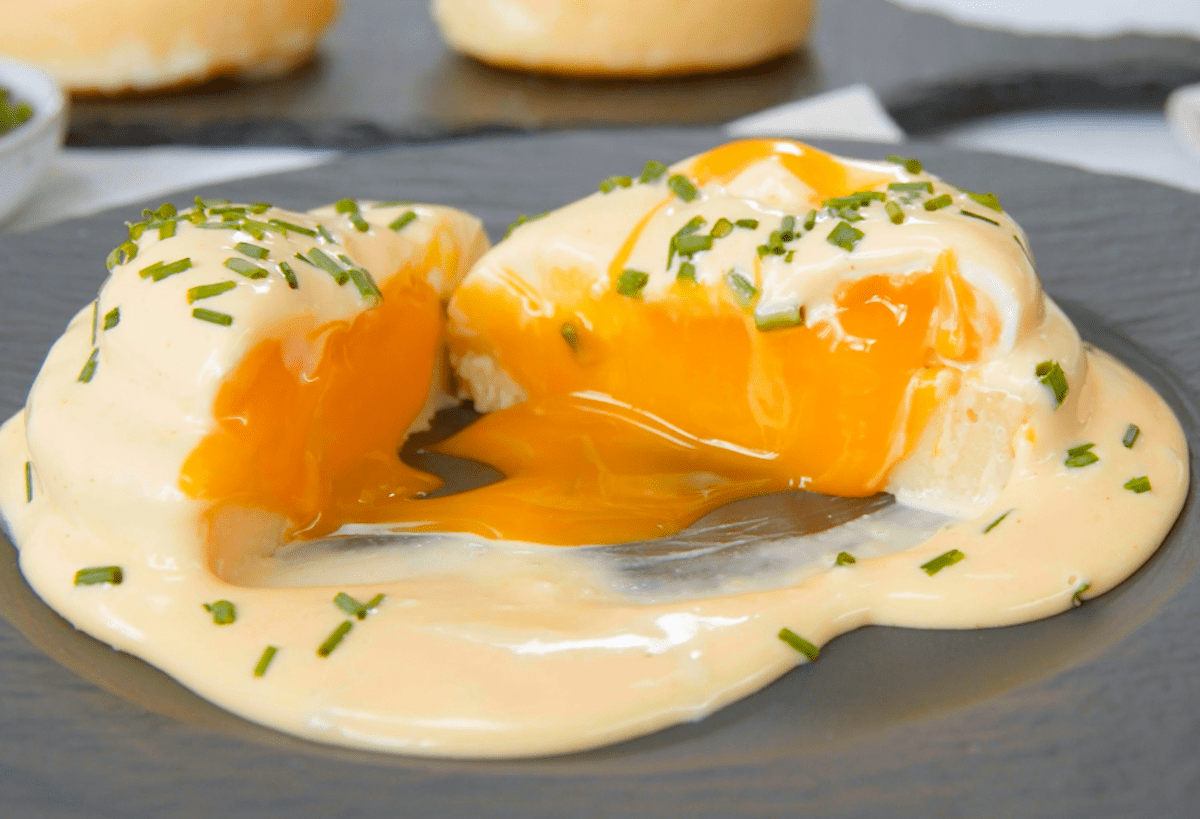 Eier Benedict zum Frühstück! Pochiertes Ei, Sauce hollandaise, englischer Muffin