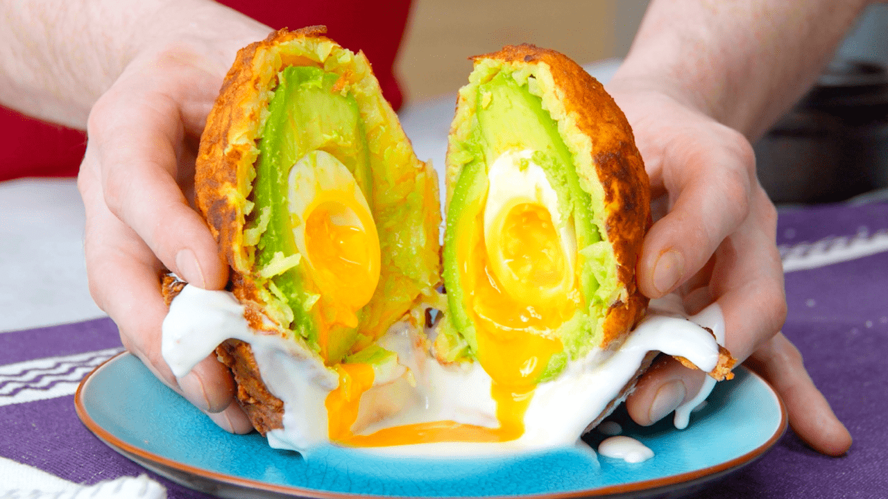Gefüllte Avocado im Kartoffelmantel auf Hackfleischplatte - Leckerschmecker