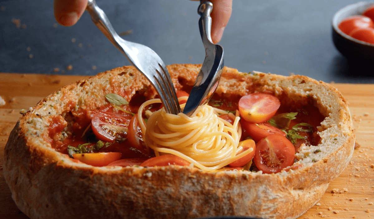 Spaghetti Nester werden in ein Brotlaib verteilt