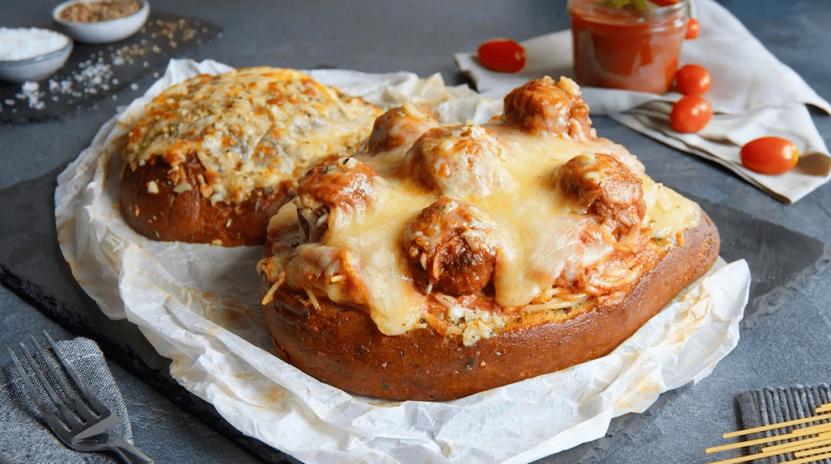 GefuÌˆlltes Brot mit Spaghetti und HackbaÌˆllchen in Tomatensauce mit Mozzarella