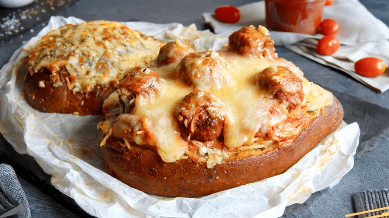 Gefülltes Brot mit Spaghetti und Hackbällchen - Leckerschmecker