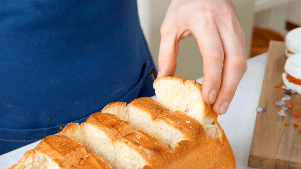 Aus einem WeiÃŸbrot werden Scheiben herausgeschnitten