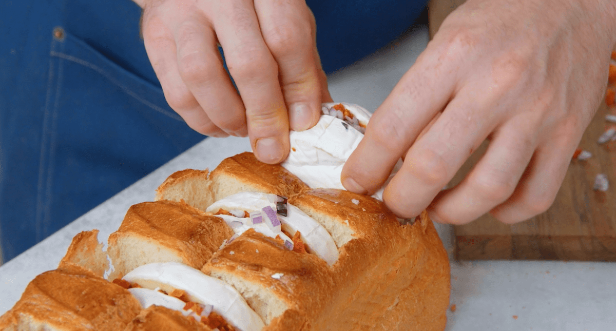 Camembert sandwiches werden in ein WeiÃŸbrot gesteckt