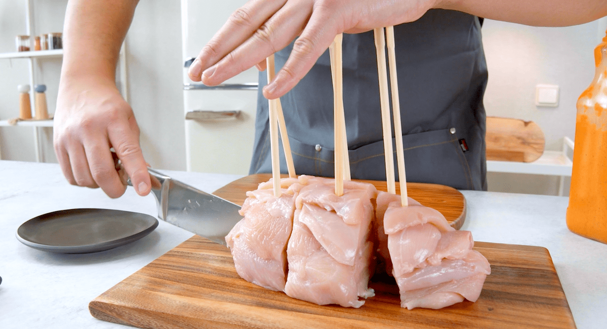 HÃ¤hnchenfleisch wird geschnitten