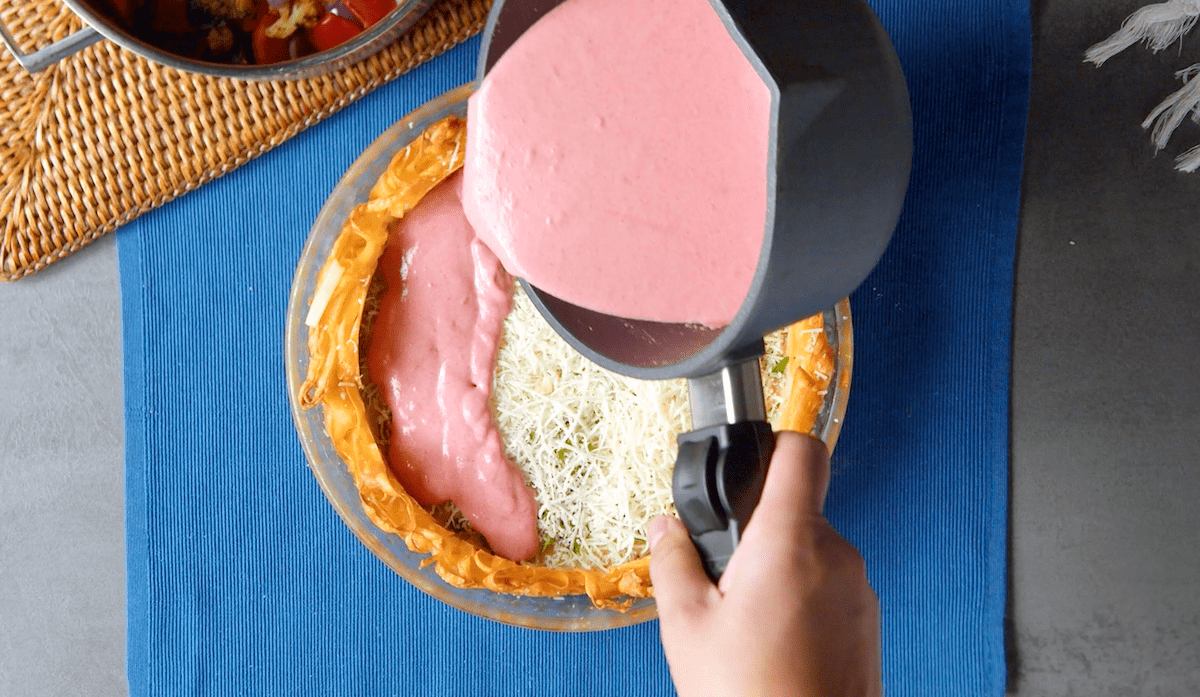 Herzhafter Kuchen mit Nudeln, Ofengemüse, cremiger Soße und Chips ...