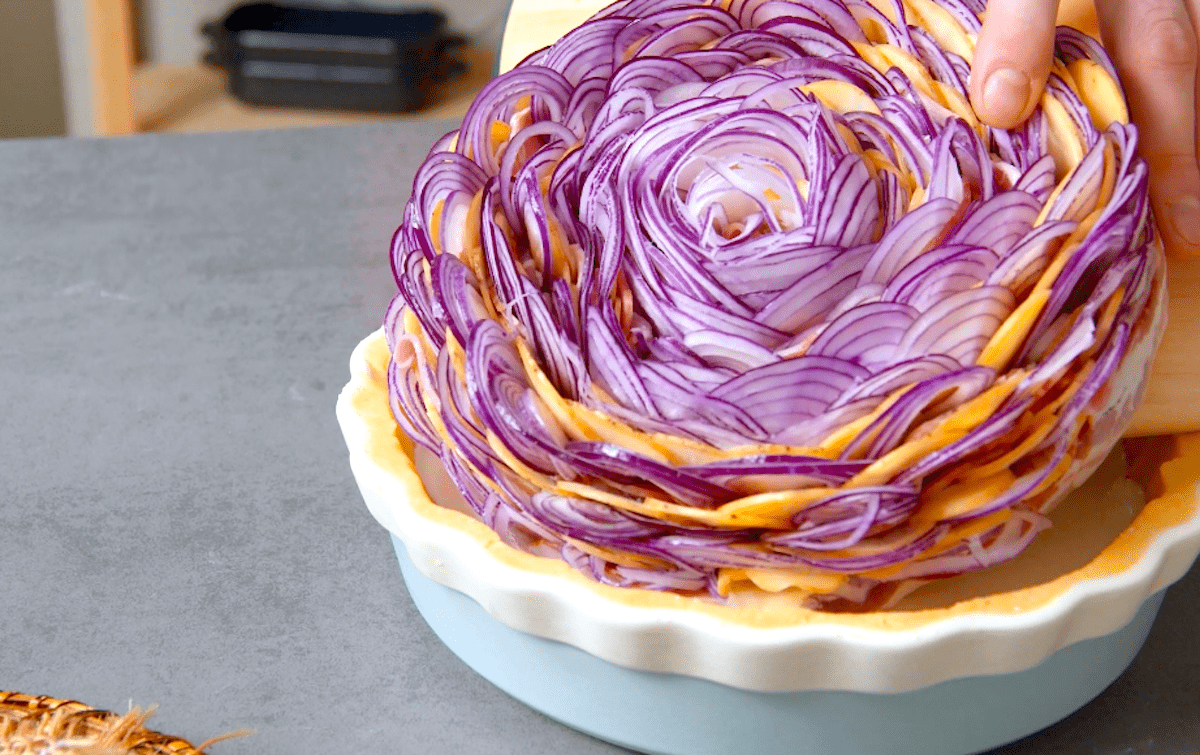 Zwiebelblume wird in Backform gelegt