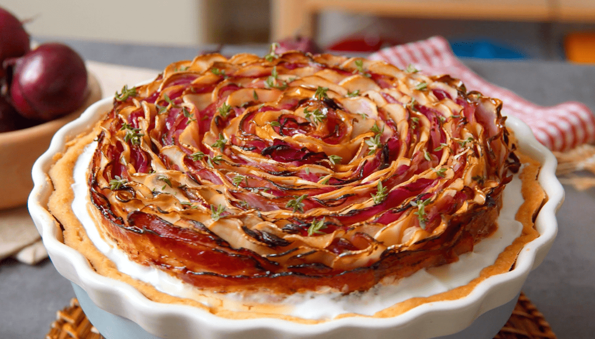 Hübscher Zwiebelkuchen mit Bacon, Cheddar und Kartoffeln