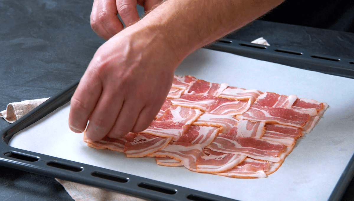 Bacon-Gitter wird gelegt.