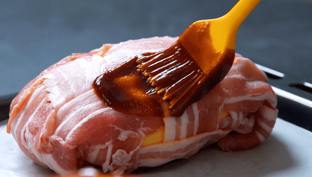 Kartoffel-Cordon-bleu wird mit BBQ-Sauce eingestrichen.