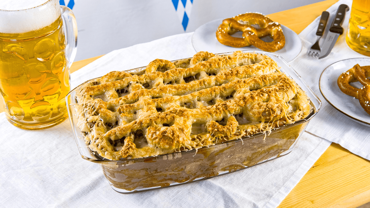 Leckere Oktoberfest-Lasagne | Mit NuÌˆrnberger WuÌˆrstchen, Sauerkraut und Brezeln