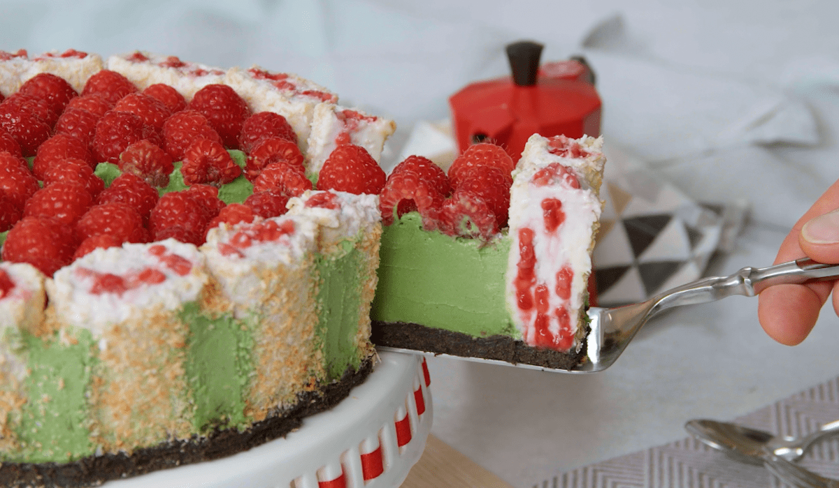 Matcha-Torte mit Himbeeren und Oreo-Keksboden - Leckerschmecker