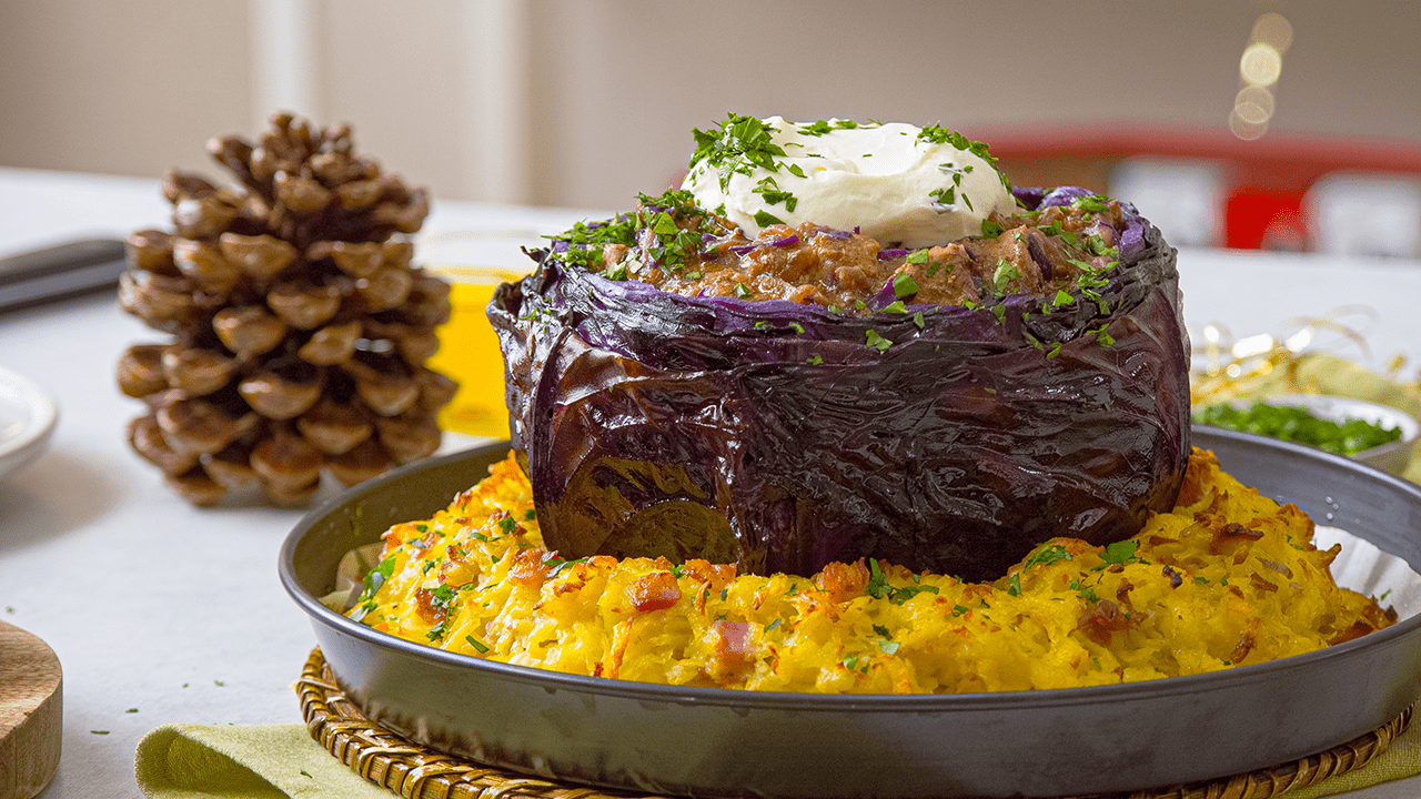 Mit Gulasch gefüllter Rotkohl auf knusprigem Kartoffelrösti mit Bacon