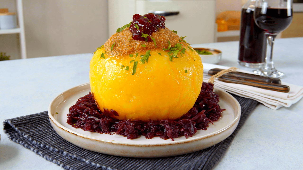 Mit Rinderragout gefüllte Zwiebel in Kloßteig - Leckerschmecker