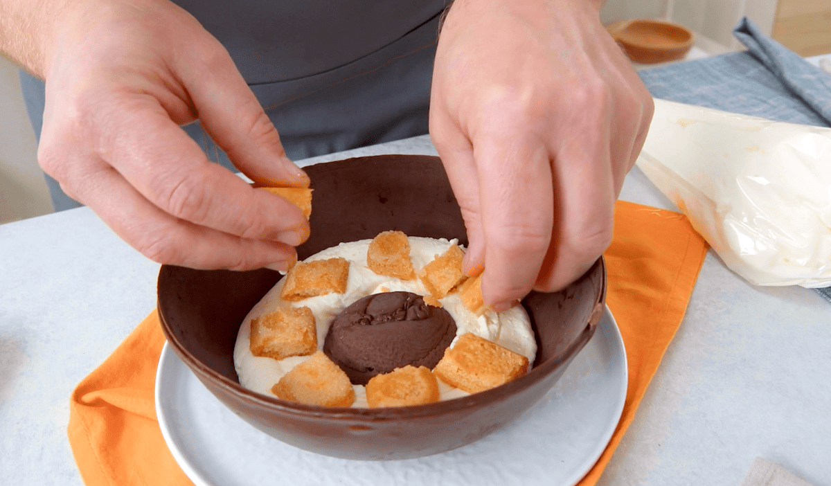Schokoschale wird mit Frischkäsecreme und Orangen gefüllt