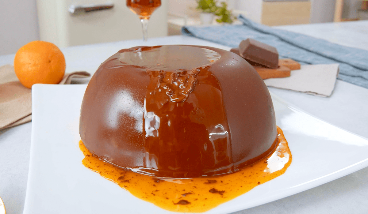 Orangen-Tiramisu wird mit Orangensoße übergossen