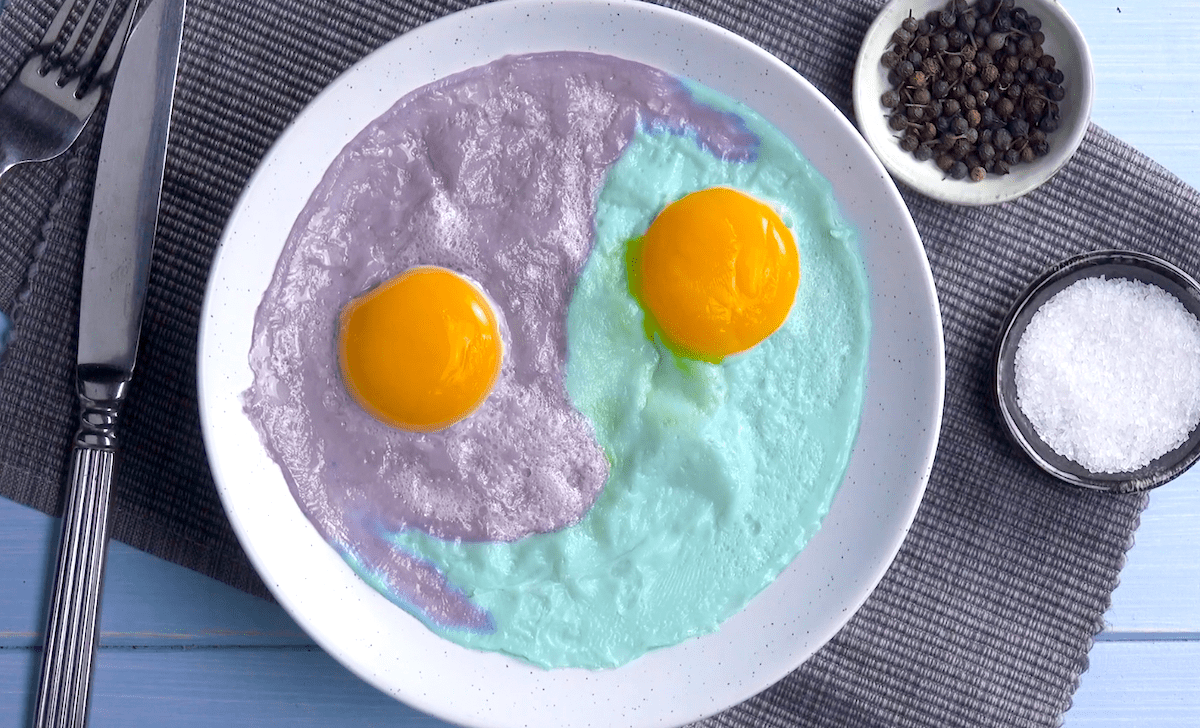 Bunte Spiegeleier fürs Osterfrühstück
