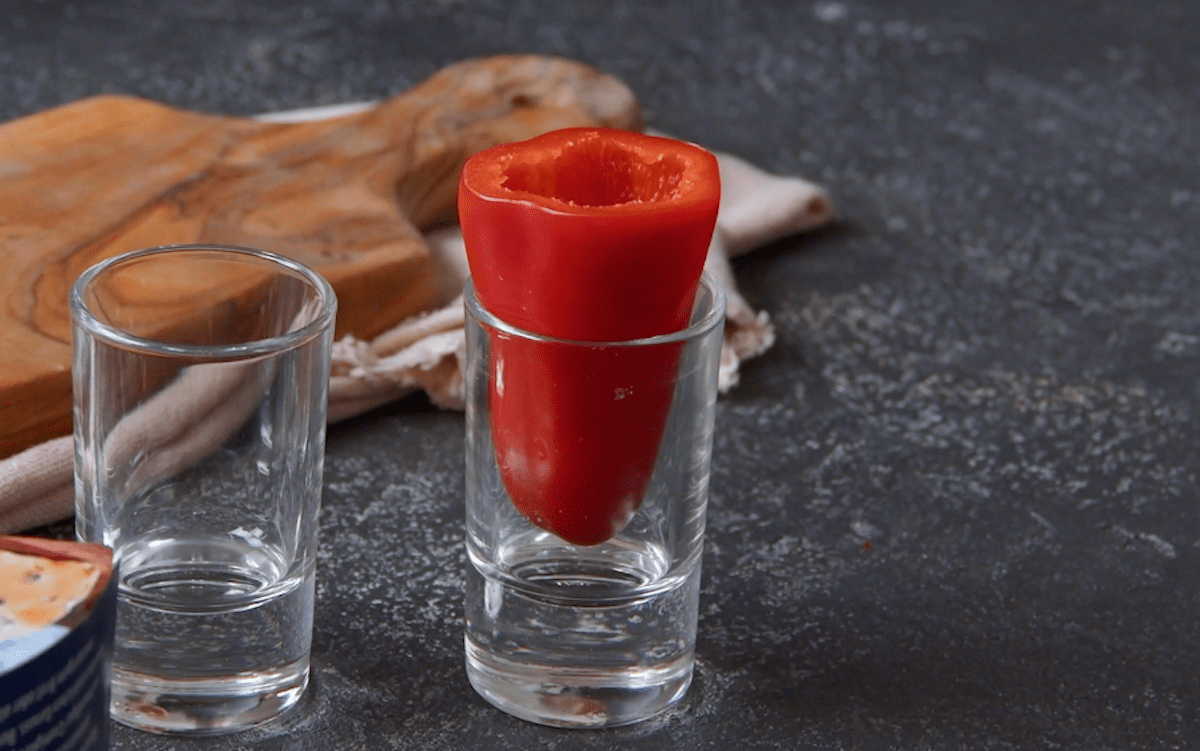 Eine kleine Paprika, die in einem Schnapsglas steht