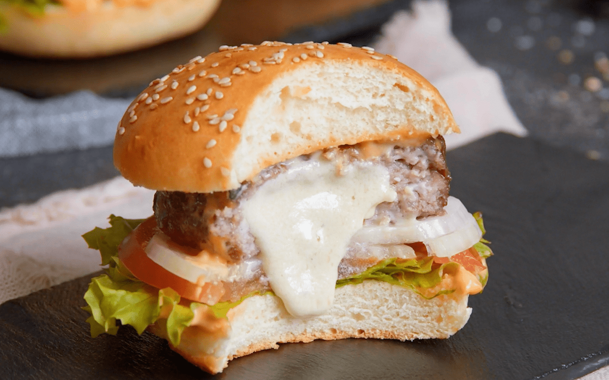 Burger mit Fleisch-KÃ¤se-Patty