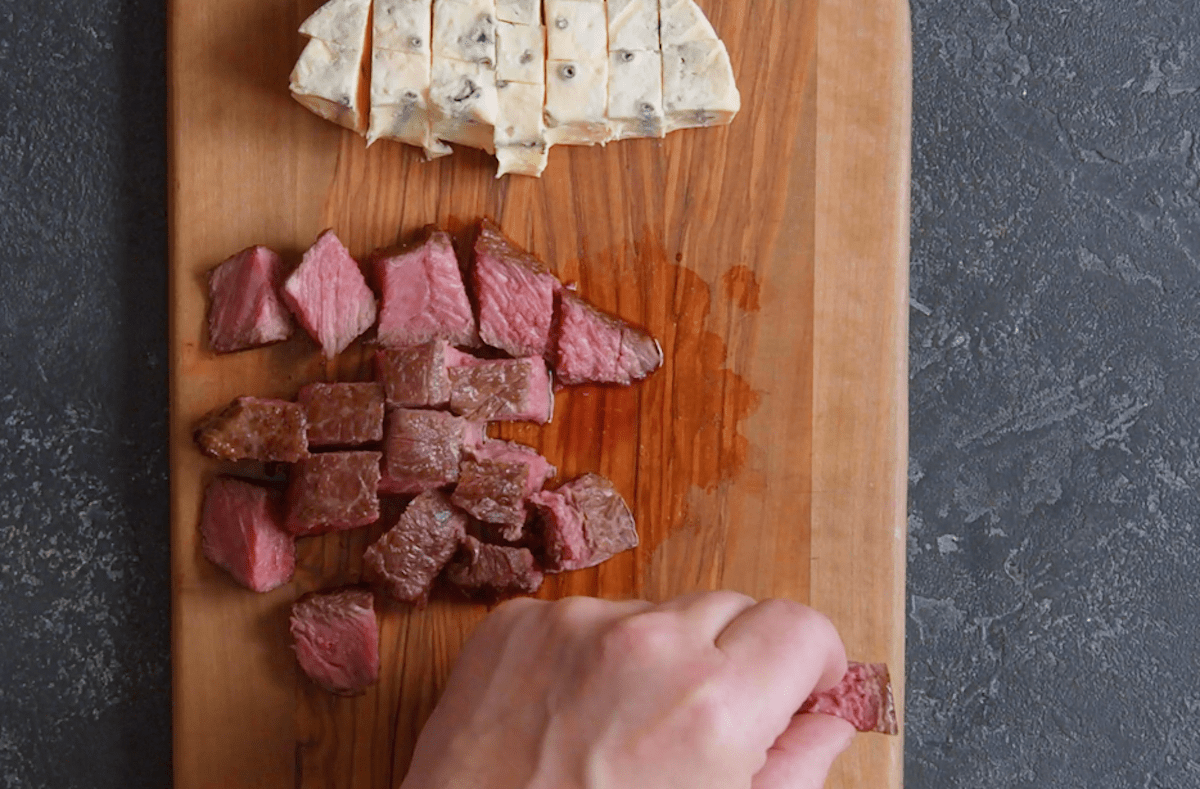 Ein Steak und Bavaria-blu-Weichkäse wurden in Würfel geschnitten