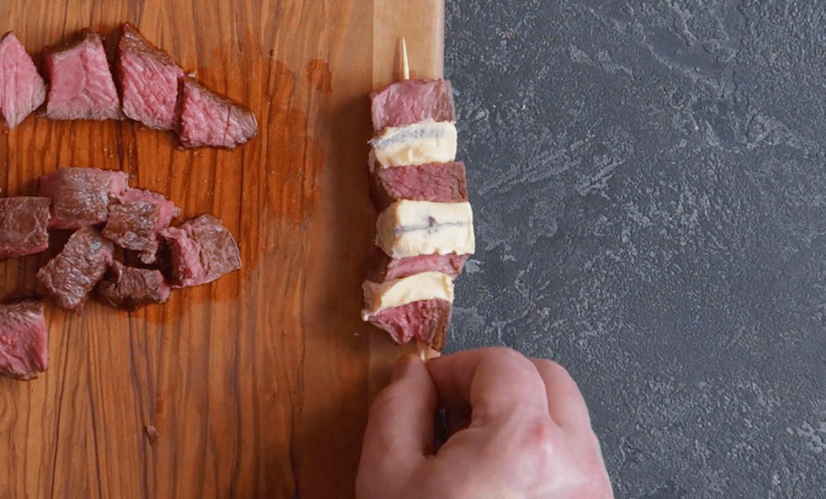 Steak und Käsewürfel werden abwechselnd aufgespießt