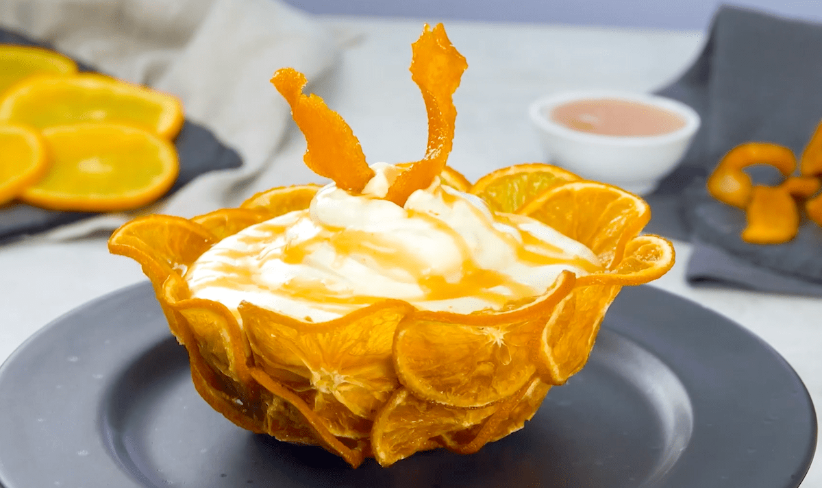 Orangenmousse in Fruchtschale